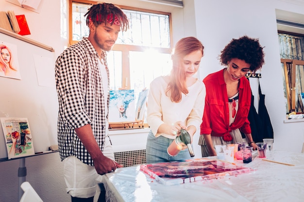 Tím pri práci v dielni